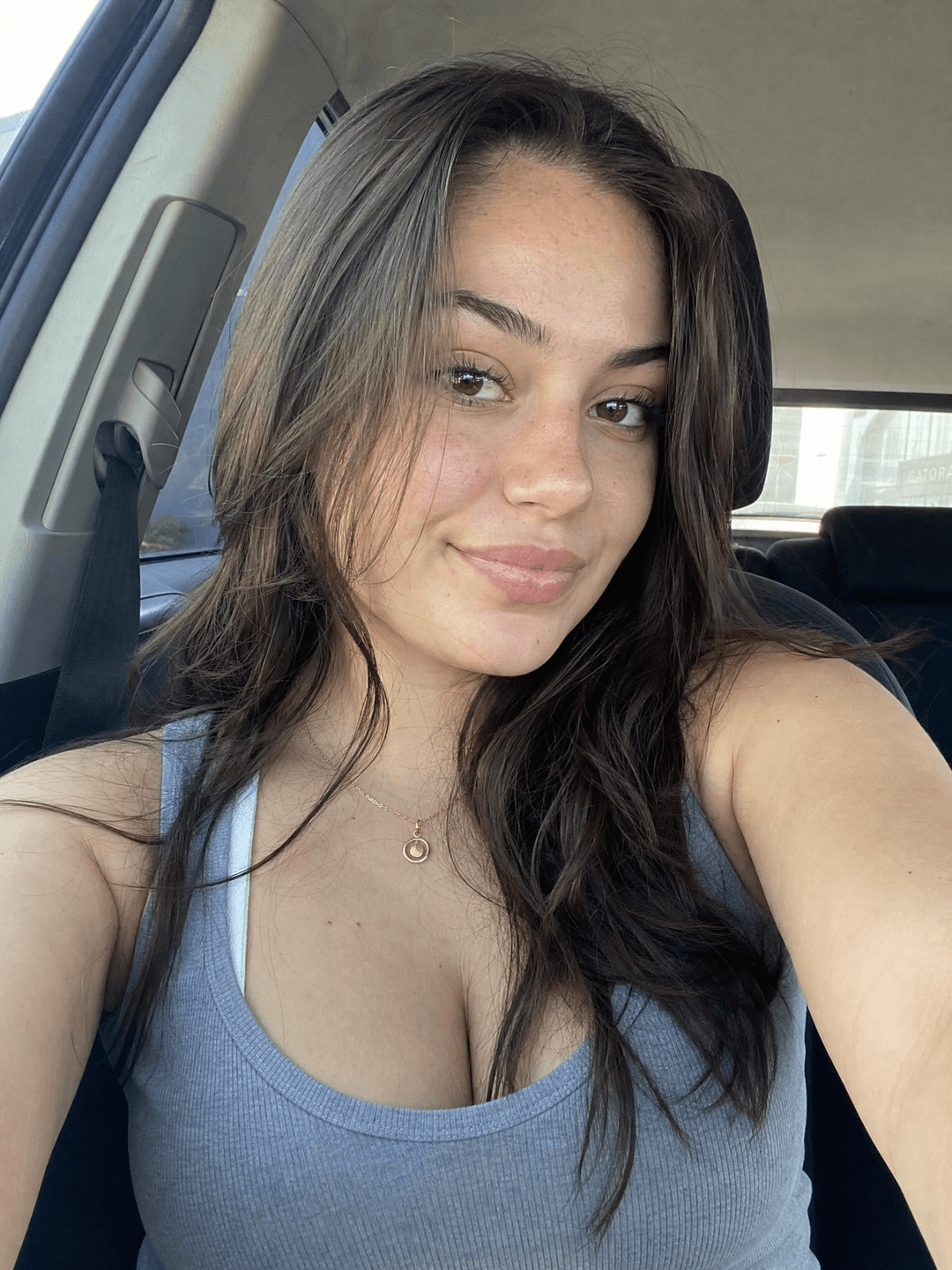 Selfie en voiture, lumière naturelle, look sans maquillage