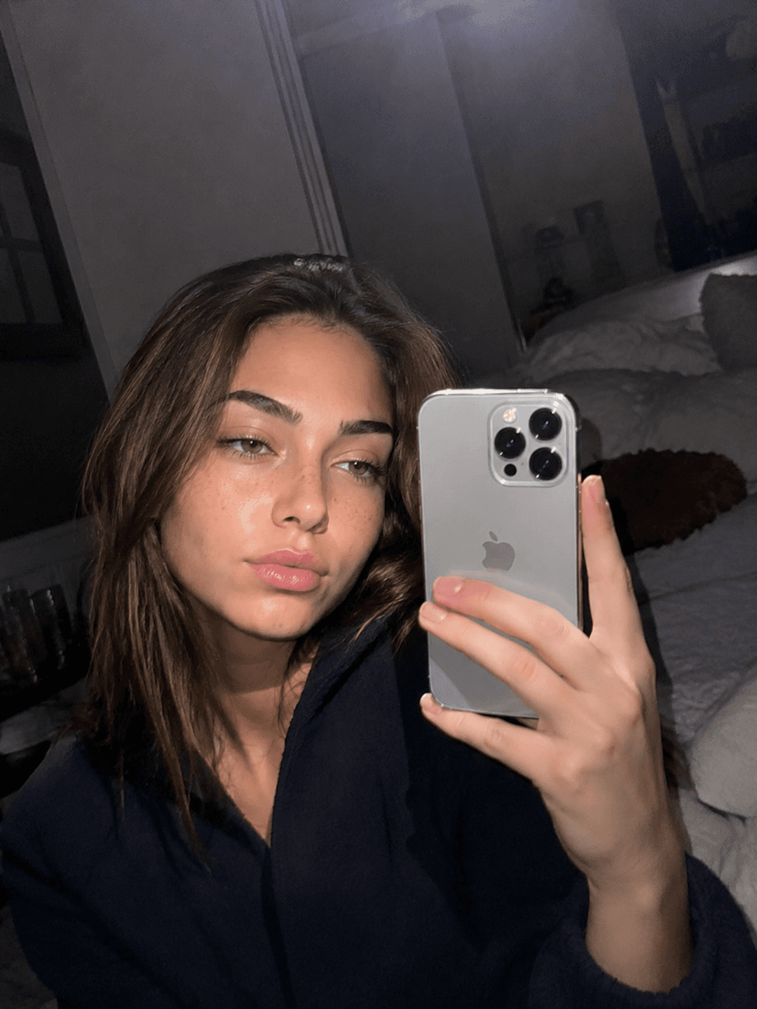 Selfie miroir dans une chambre sombre, flash iPhone