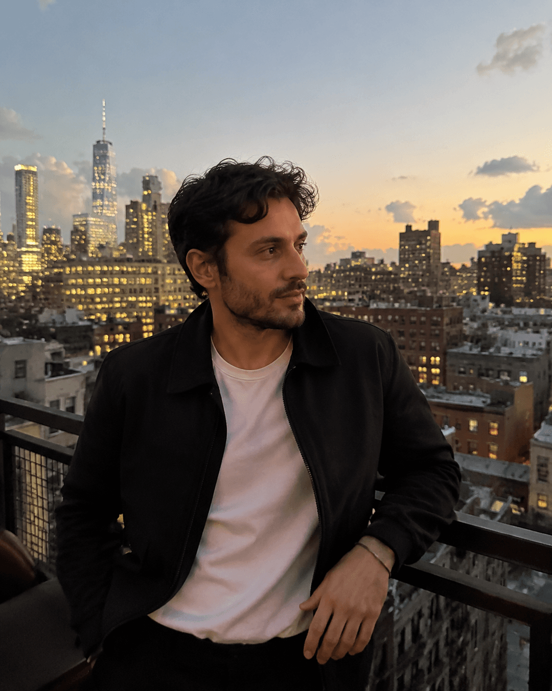 Portrait au balcon, skyline au coucher du soleil