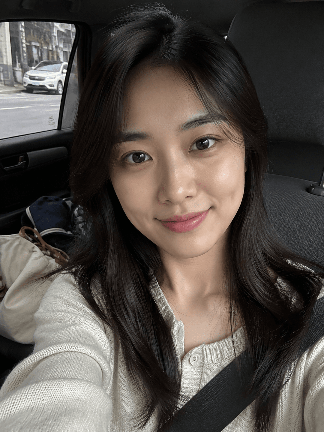Selfie en voiture, pull blanc, lumière douce