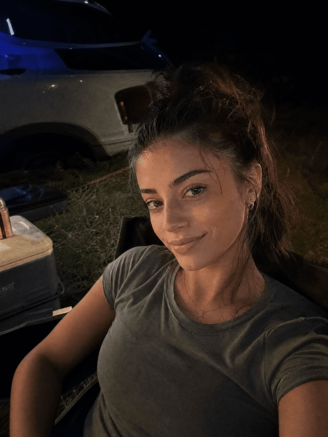 Soirée camping, chaise pliante, lumière chaude
