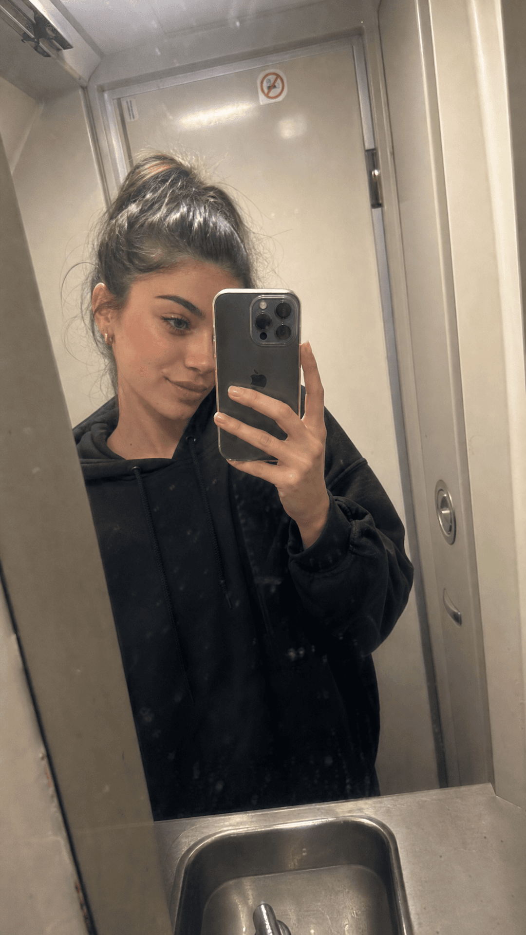 Selfie miroir dans un train de nuit