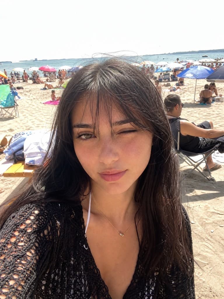 Plage bondée, clin d'œil, soleil de midi