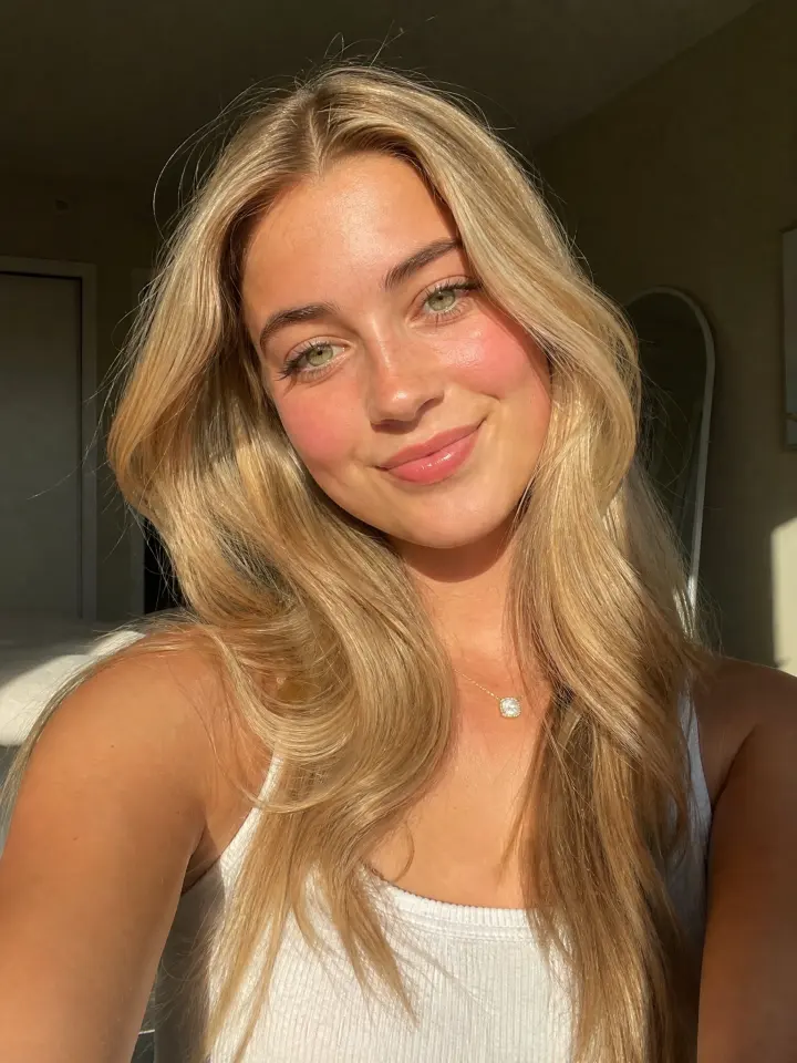 Virtuelle Influencerin mit Avatar Lab erstellt, Referenzportrait des Identitätsblatts